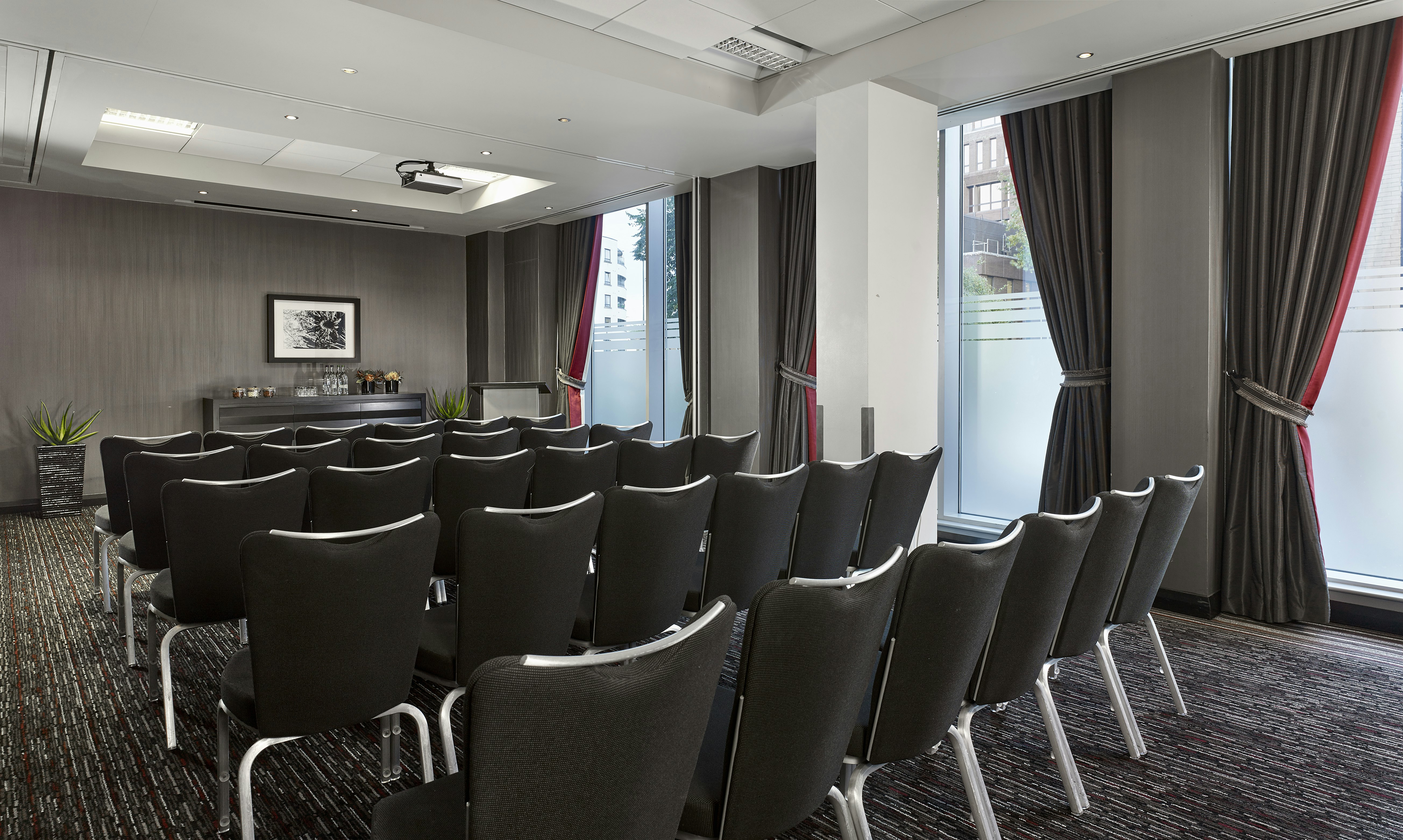 Doubletree By Hilton Hotel Woking 49/55