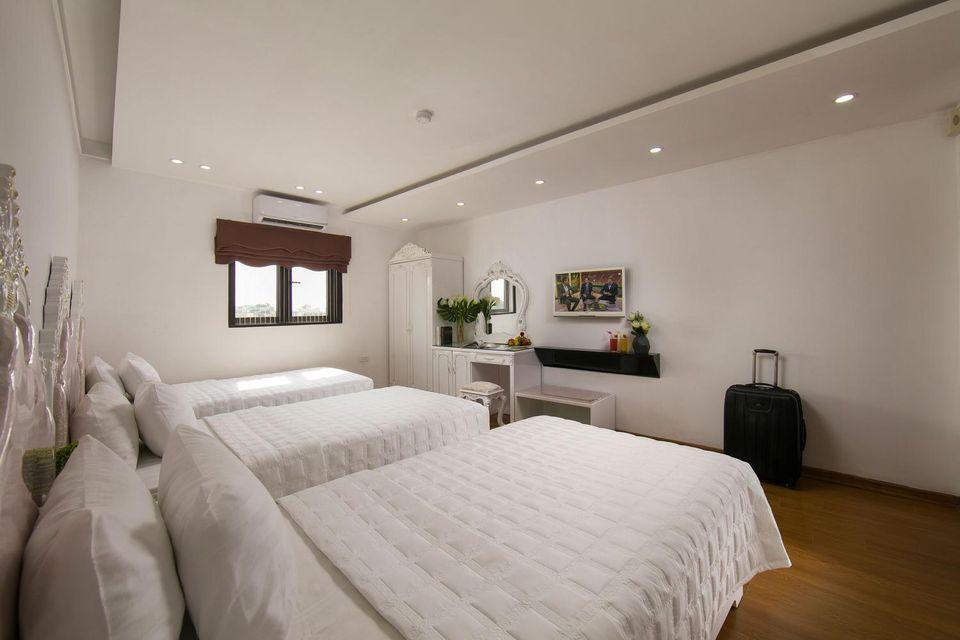 Oriental, Triple, City or Lake View