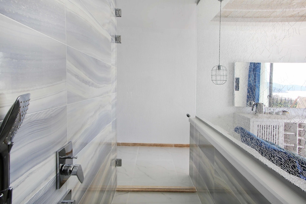 Nur Beach Hotel 40/41