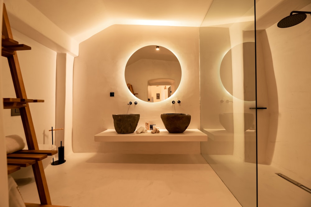 TWENTY ONE SUITES 7/60