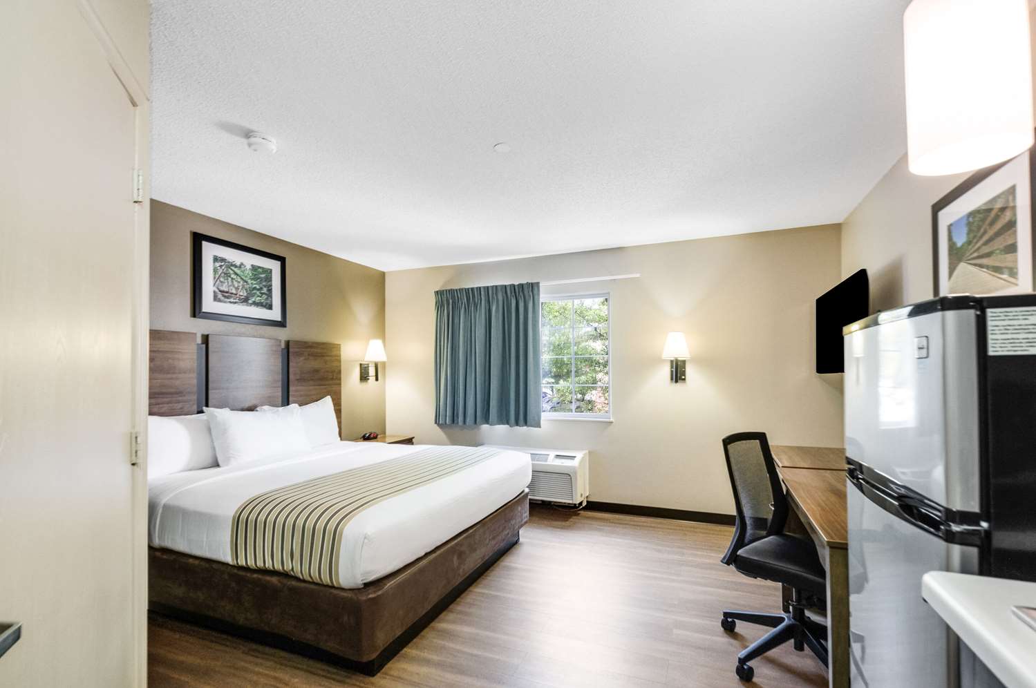 Efficiency, King Bed, Suburban Studios Sterling - Washington Dulles 2/4