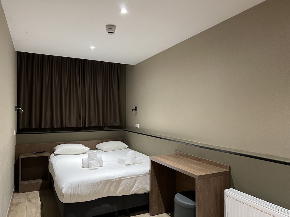 BASEMENT, DOUBLE BED