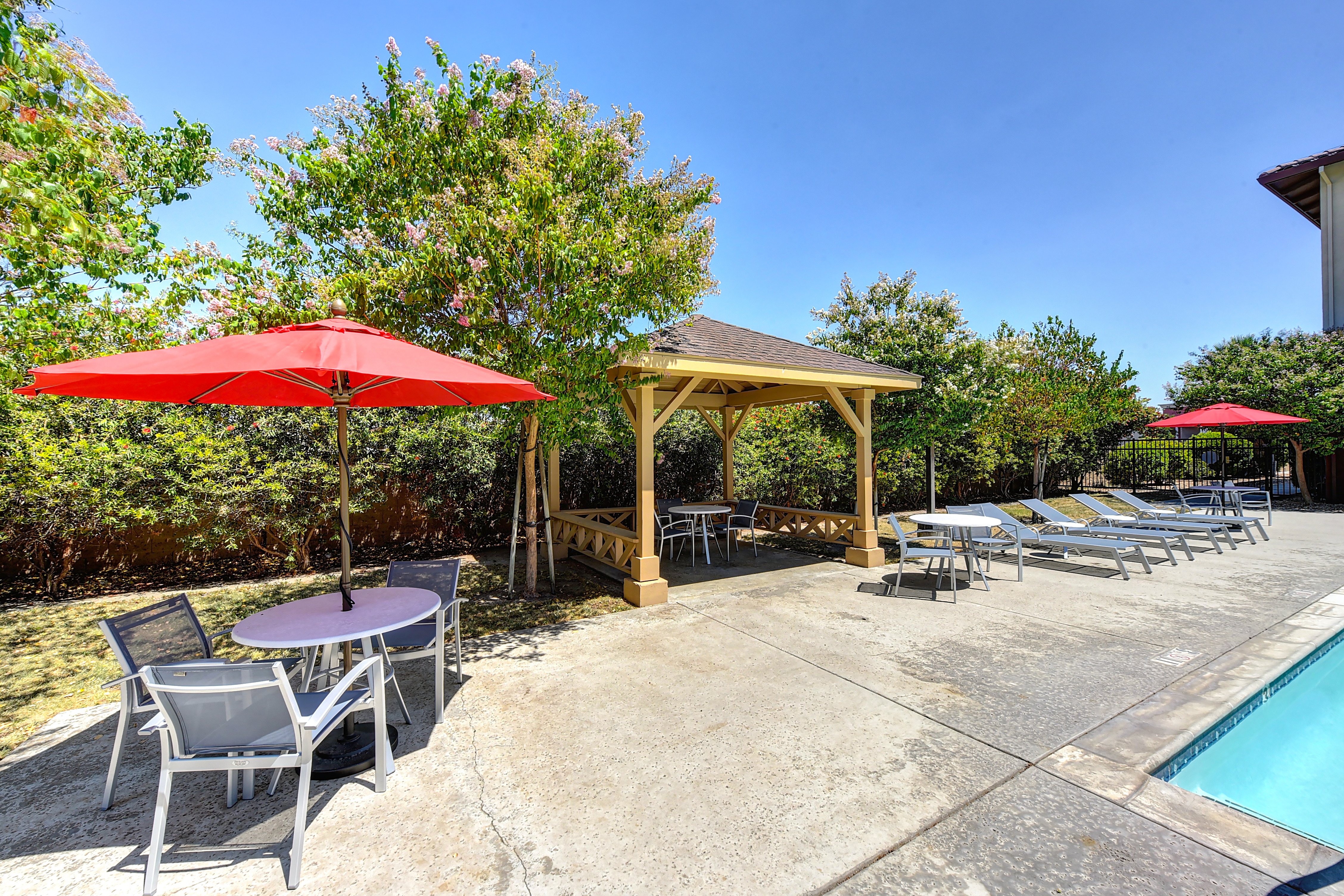 Holiday Inn Express Hotel and Suites Manteca City Center 73/76