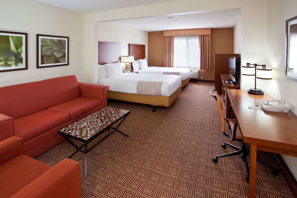 La Quinta Inn & Suites by Wyndham Bannockburn-Deerfield 8/56
