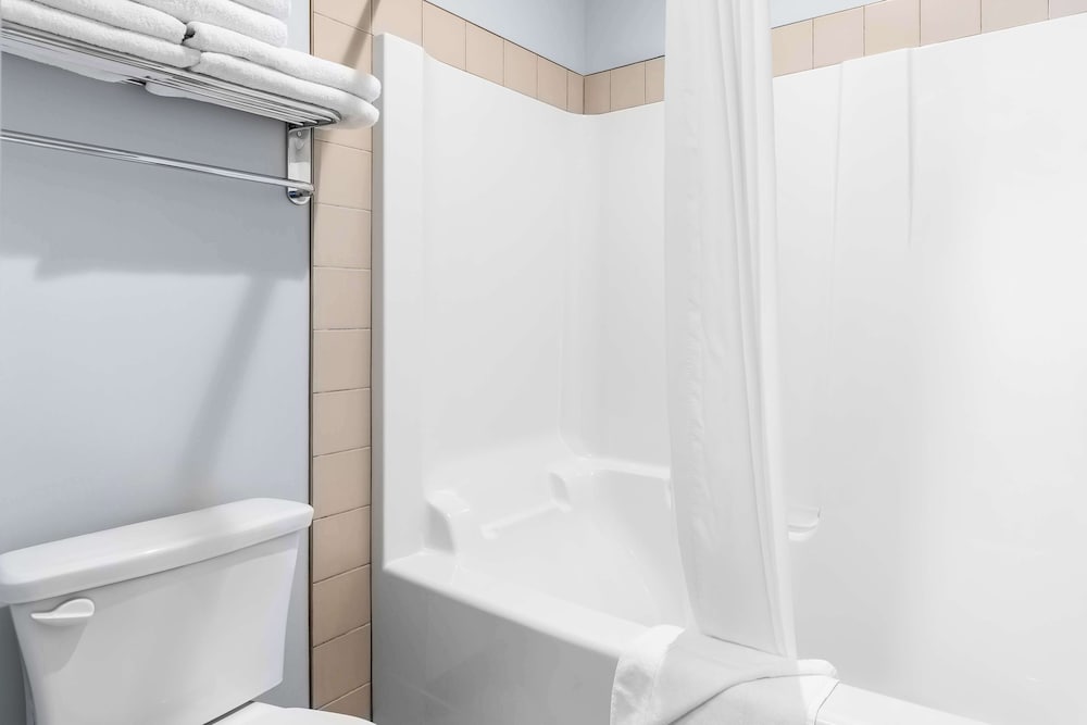 Standard, 2 Queen Beds, Kitchenette, Surestay Studio By Best Western Hardisty 10/10
