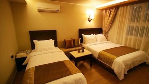 غرفة ديلوكس بسرير مزدوج وسرير فردي