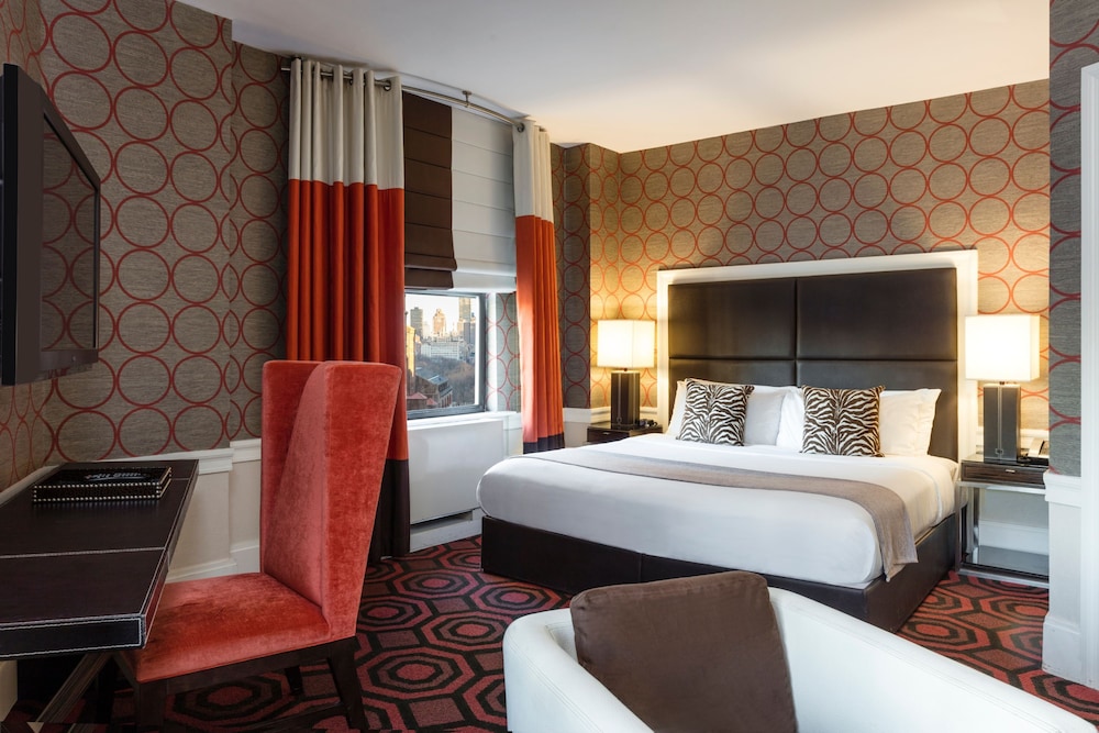 Junior Suite, King Bed, Sofa, The Empire Hotel 2/3