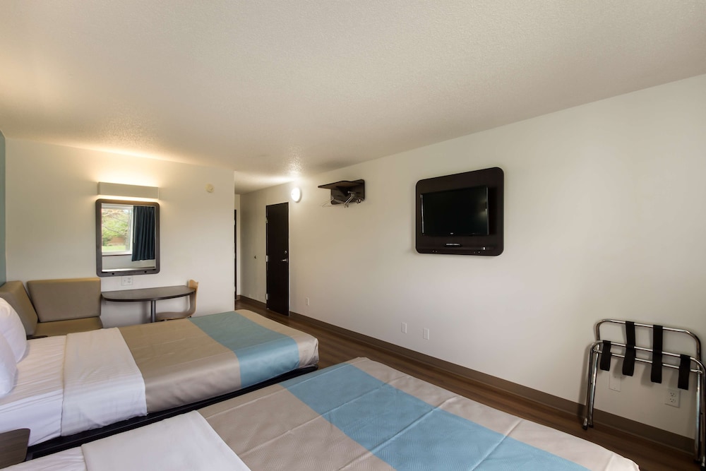 Motel6 Rothschild 18/37