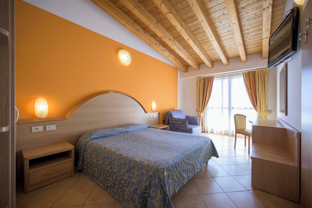 STANDARD, DOUBLE BED, LAKE VIEW, BALCONY OR TERRACE