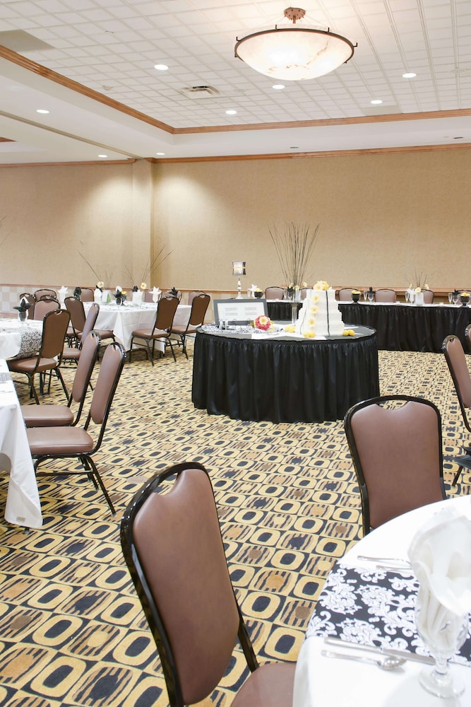 Hampton Inn & Suites Columbia at the University of Missouri 27/50