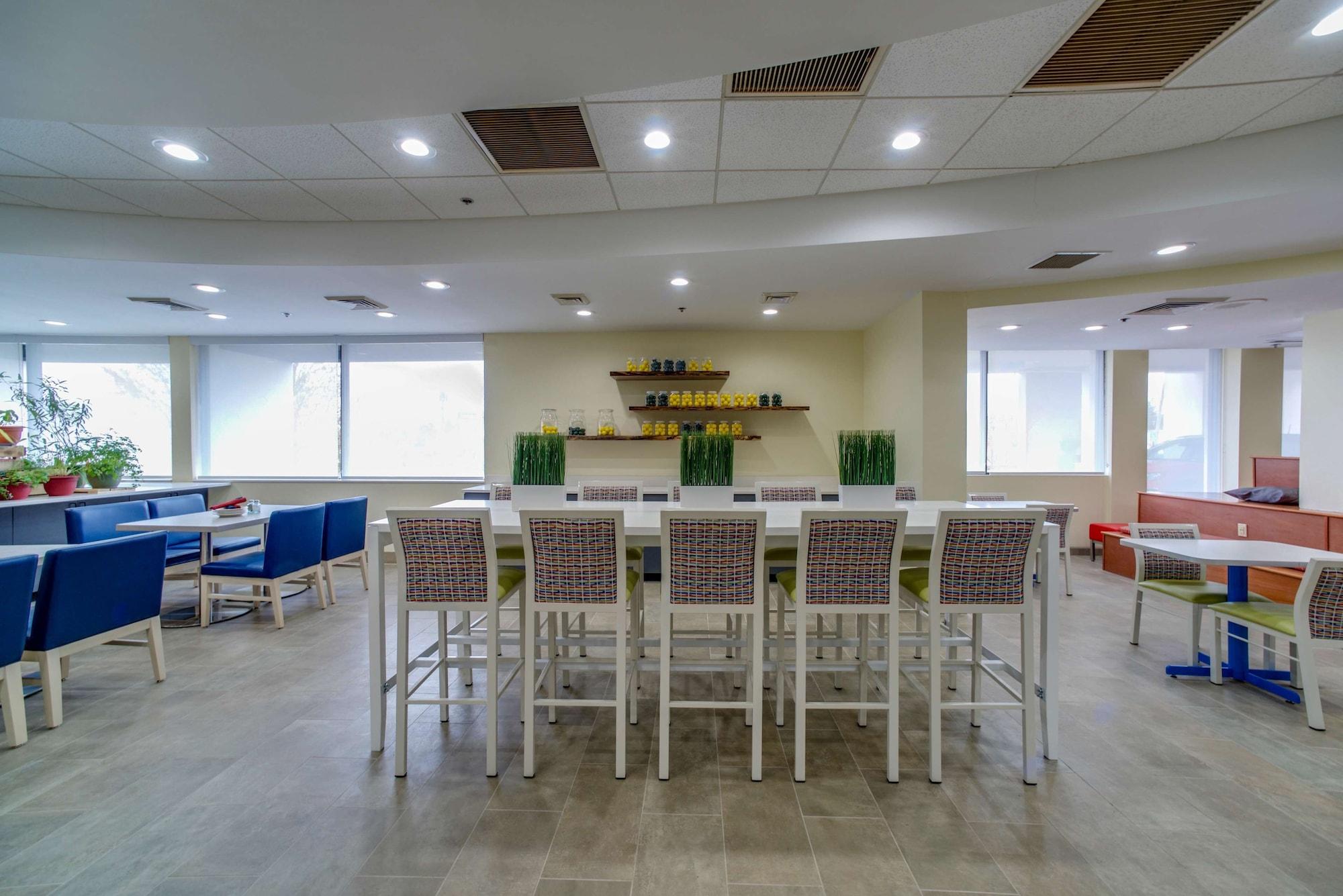 St. Louis Airport Hotel 35/44