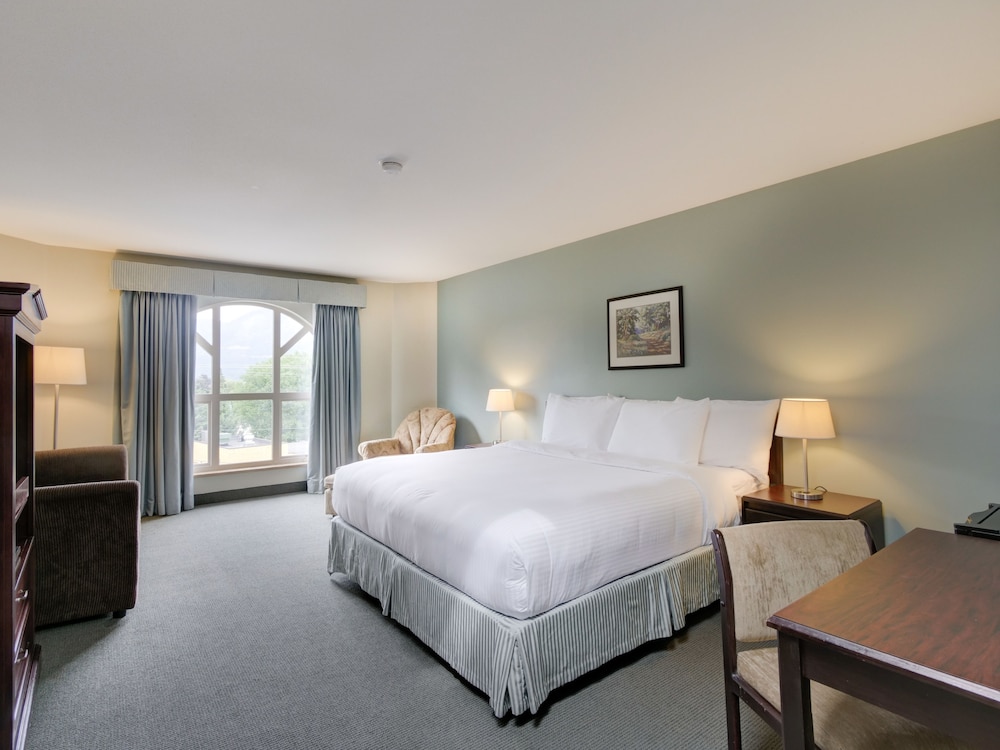 Harrison Lake Hotel 14/50