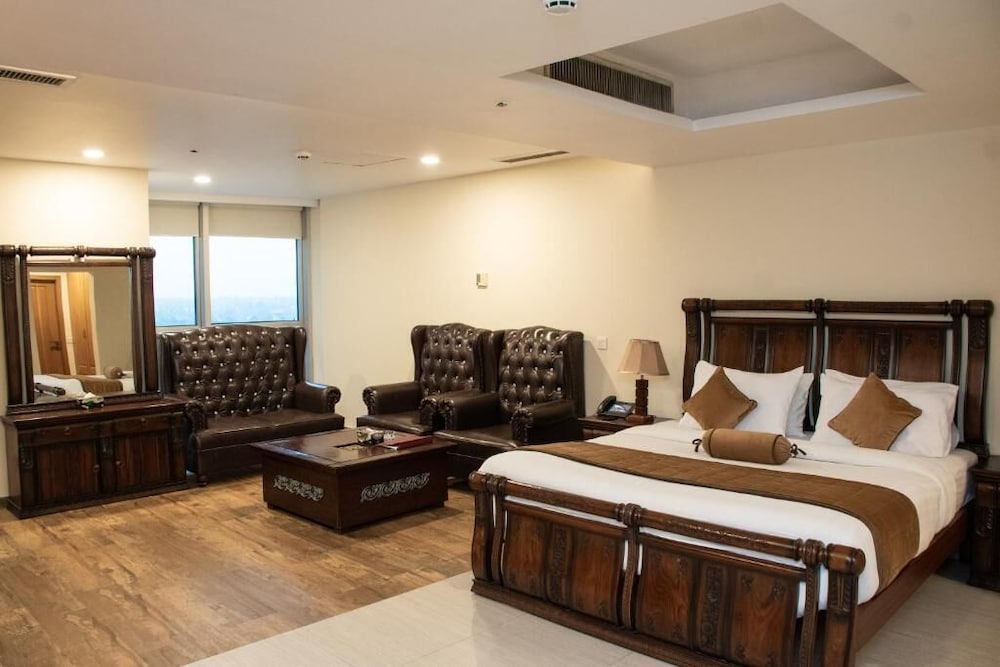 Centaurus Hotel Suites 12/42
