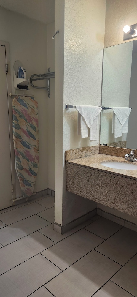 River Valley Inn and Suites 42/42