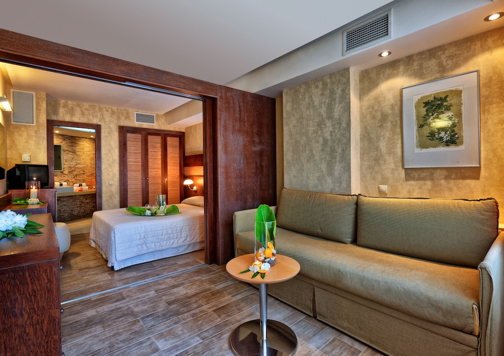 Sirens Beach Hotel 59/77