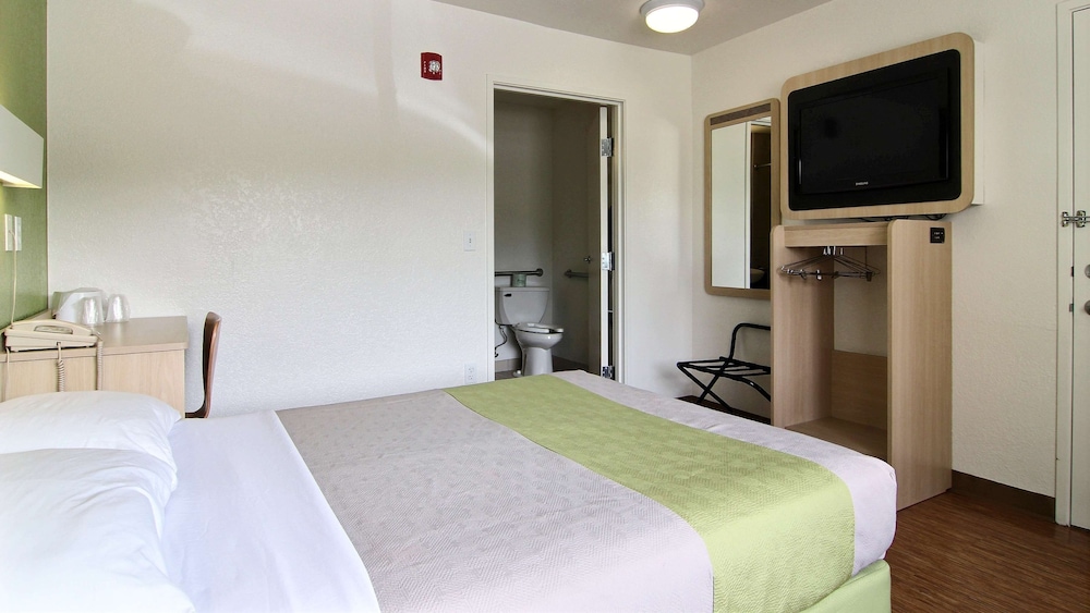 Motel6 Albuquerque, NM - Midtown 30/50