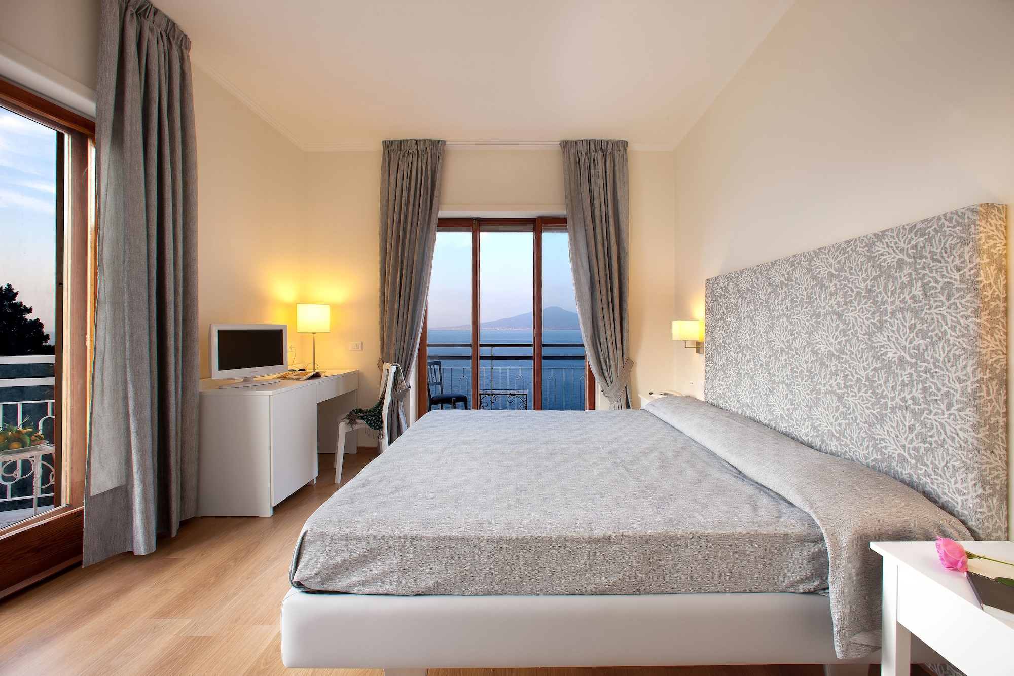 غرفة بسرير مزدوج بإطلالة على البحر بشرفة، Hotel Regina Sorrento 7/10