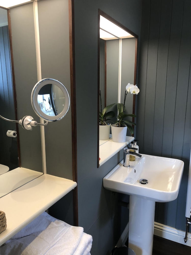 Sheridan Guest House 48/50