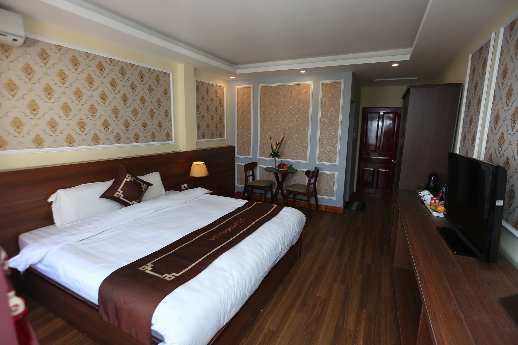 DELUXE, DOUBLE BED