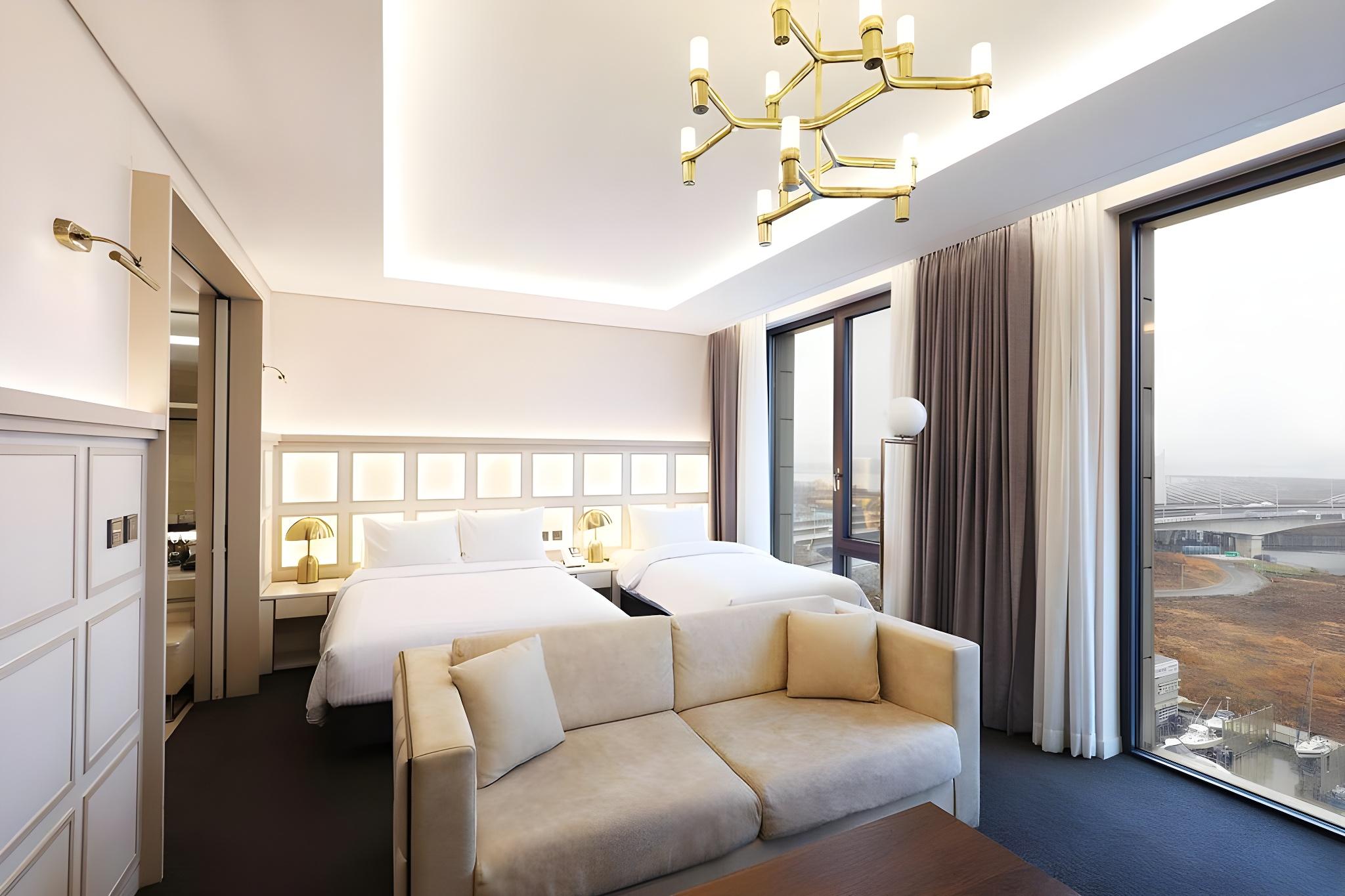 Junior Suite, Family, Twin Beds, Pool Access