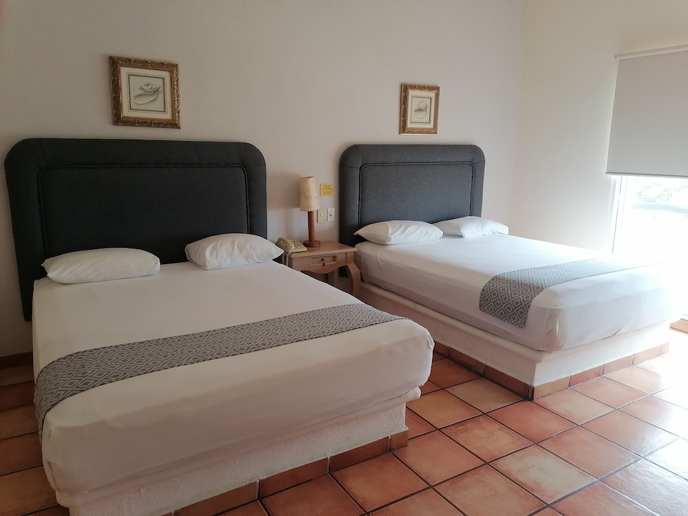 Business, 2 Queen Beds