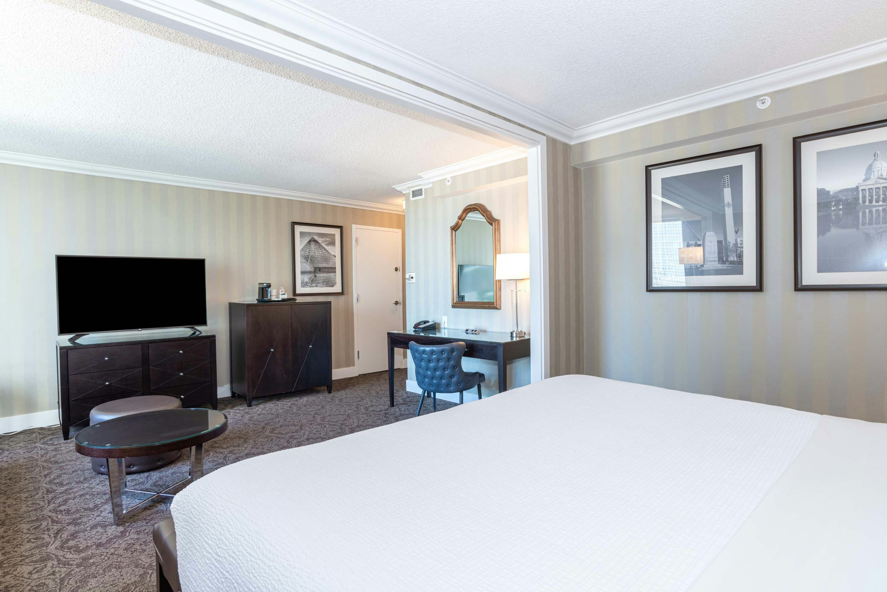 غرفة غراند بريميوم بسرير كينج في الطابق العلوي، Sandman Signature Edmonton Downtown Hotel 3/6