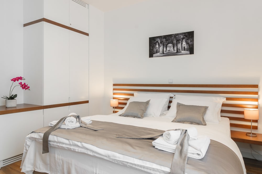 City, Queen Bed