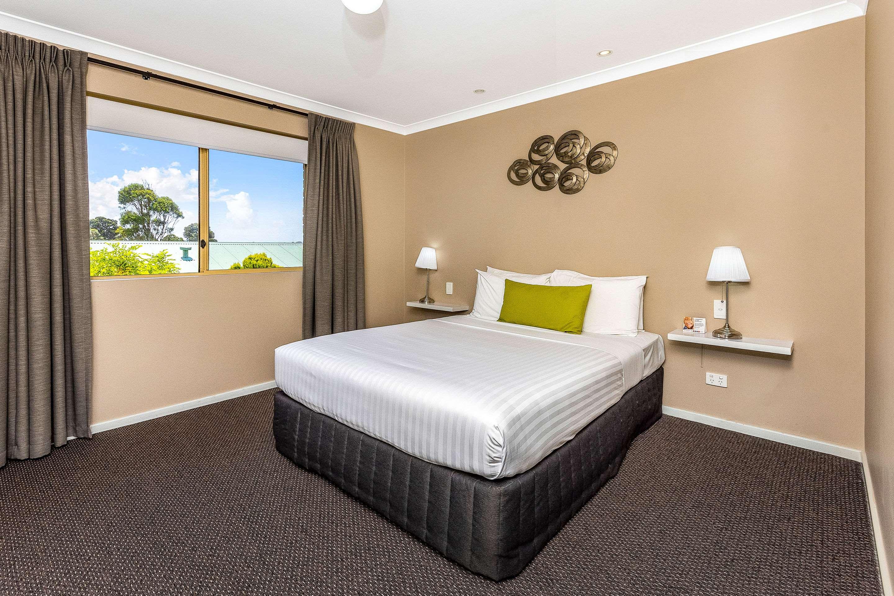 Upgrade, Queen Bed