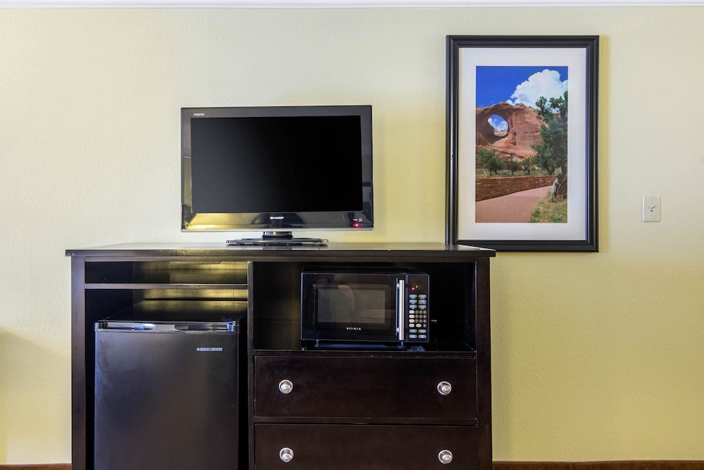 Quality Inn and Suites Gallup I-40 Exit 20 25/32