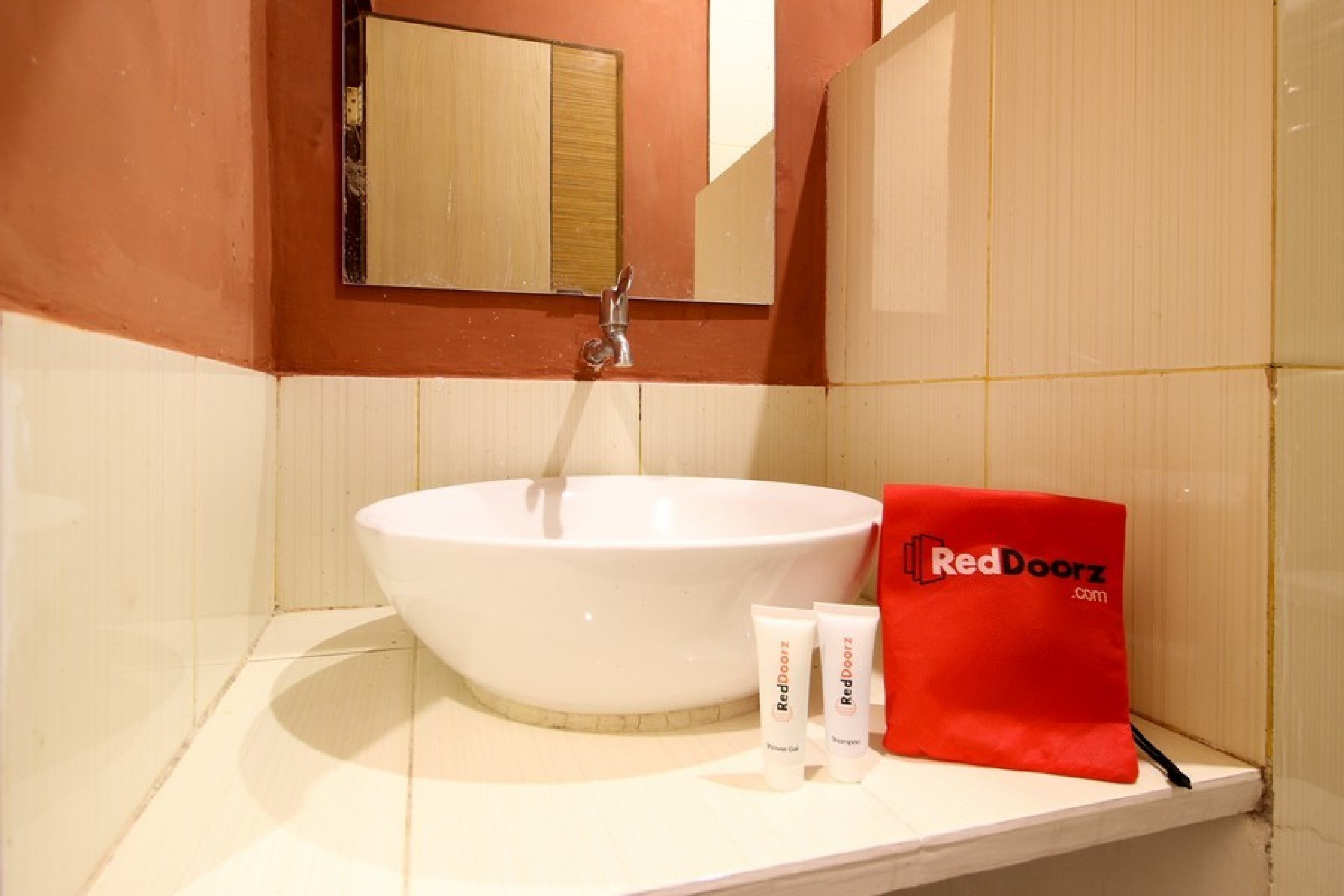 Reddoorz Plus @ Jalan Damai 2 24/24