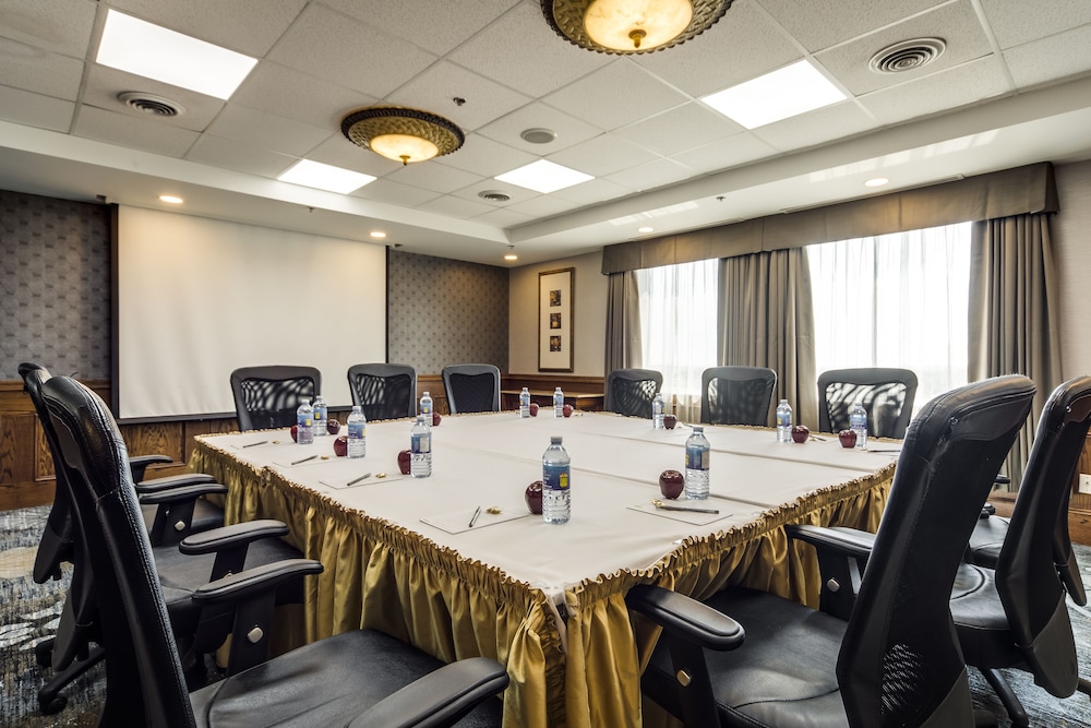 Monte Carlo Inn Airport Suites 58/68