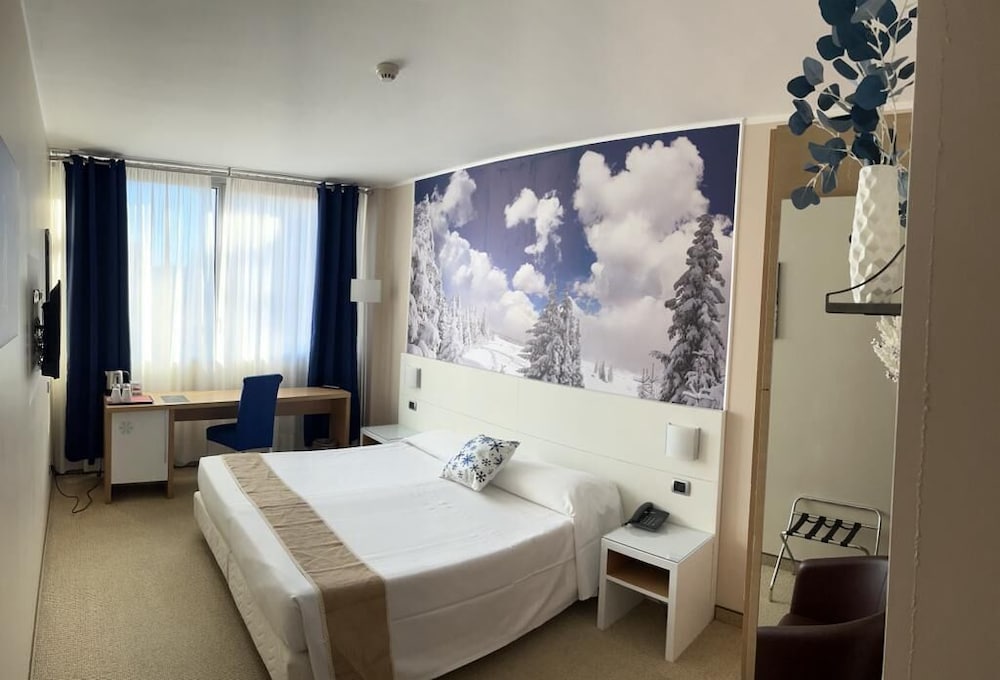 ROOM, DOUBLE BED