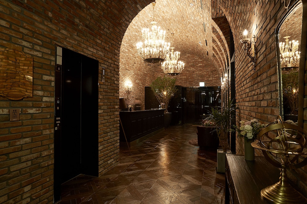 9 BRICK HOTEL 3/71