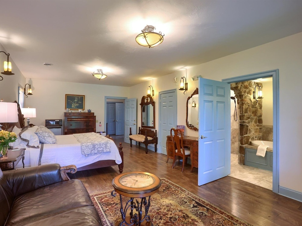 Hideaway, King Bed، Battlefield Bed &amp; Breakfast Inn 7/10