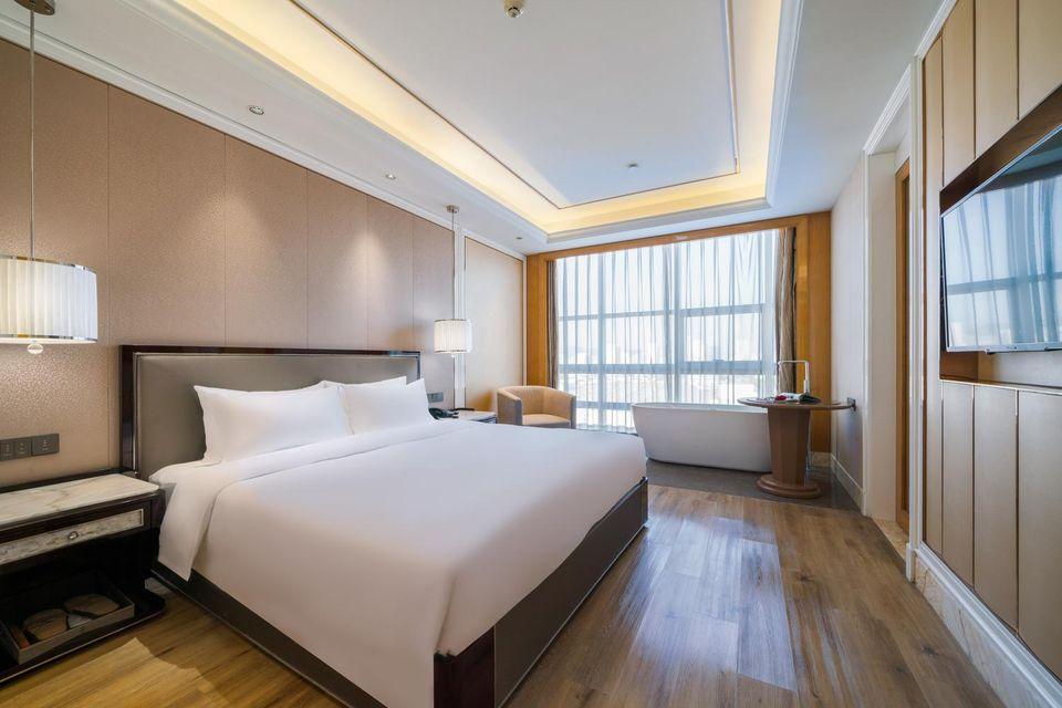 Business, Queen Bed