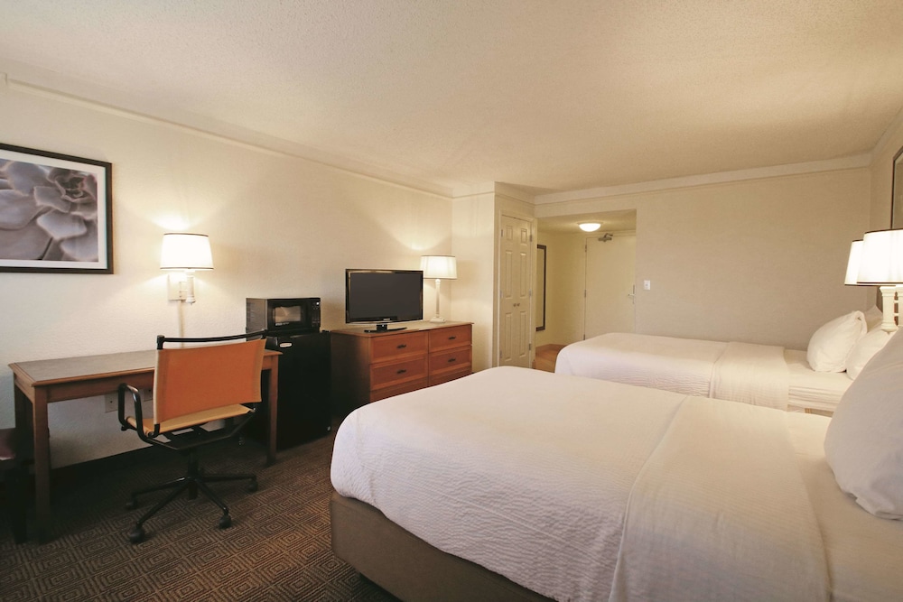La Quinta Inn & Suites by Wyndham Coral Springs Univ Dr 8/23