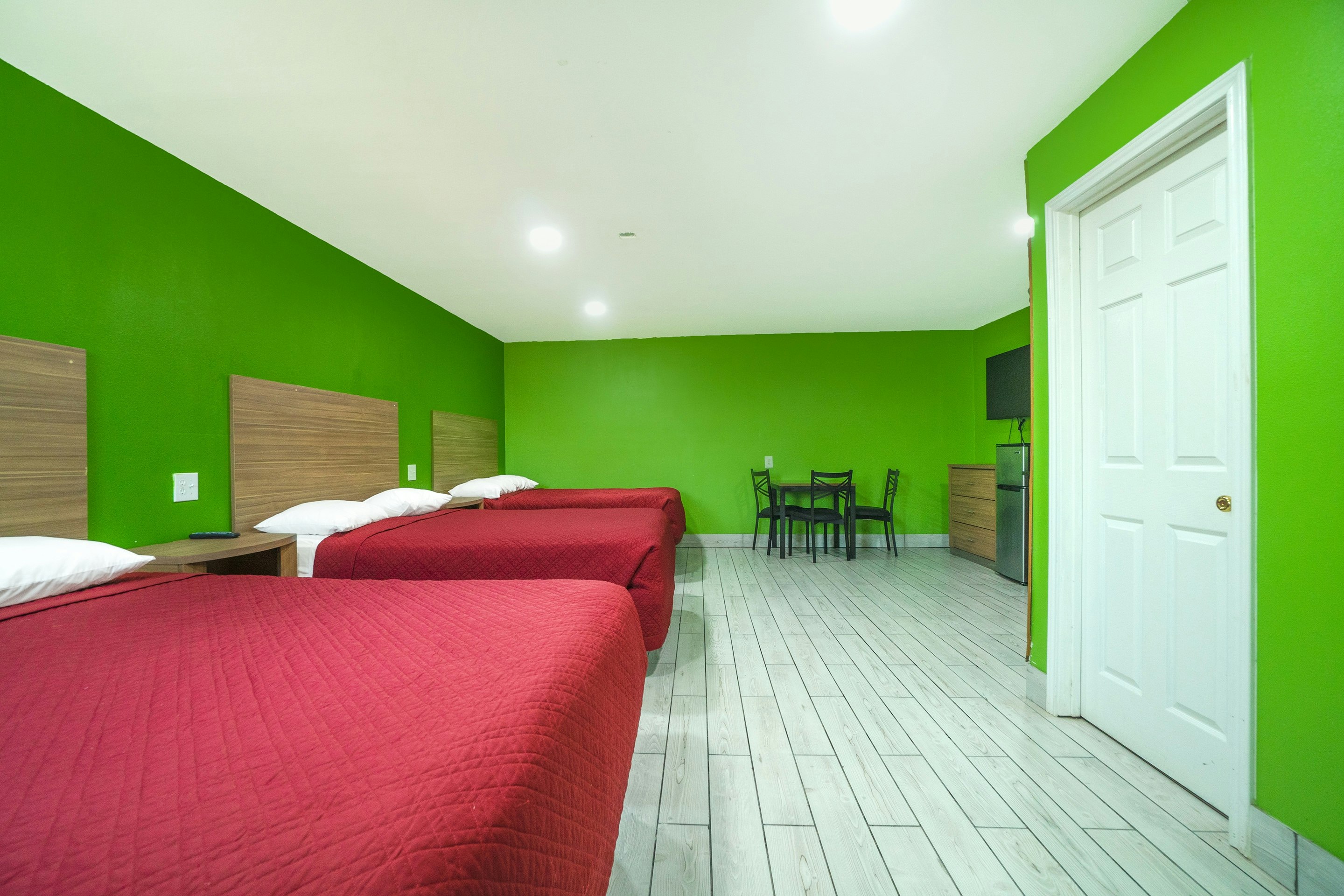 ROOM, 3 DOUBLE BEDS, KITCHENETTE