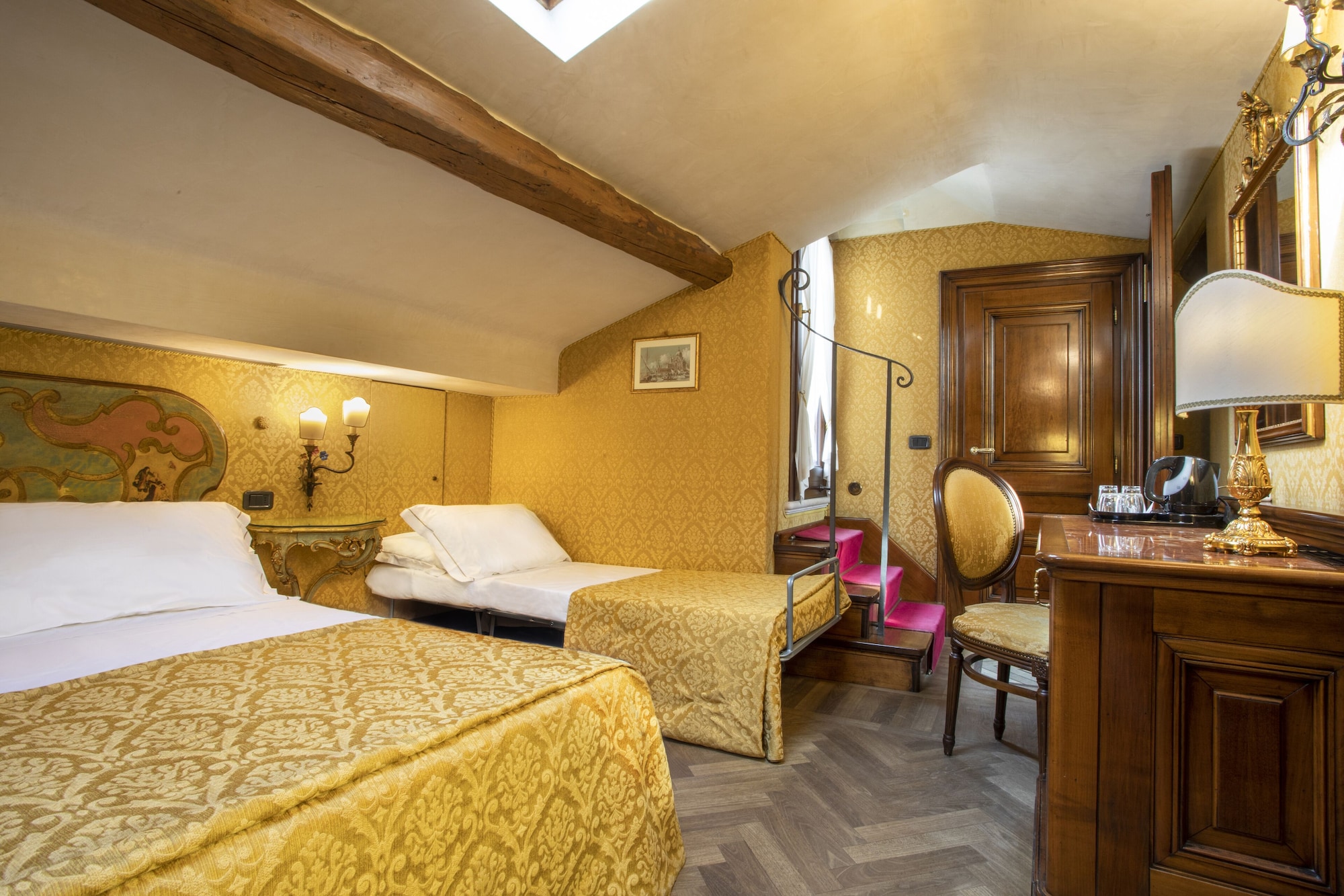 Panoramic, Queen Bed, Canal View, Terrace