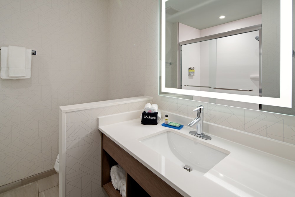 Holiday Inn Express and Suites Palm Desert Millennium 16/52