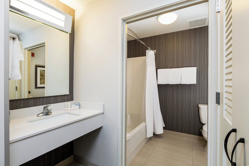 غرفة ديلوكس بسريرين كوين، Courtyard Dallas Mesquite 2/2