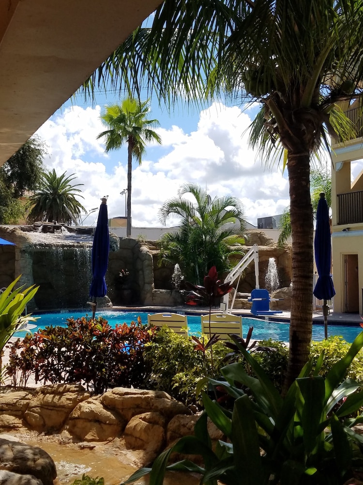 Coconut Cove Suites 16/38