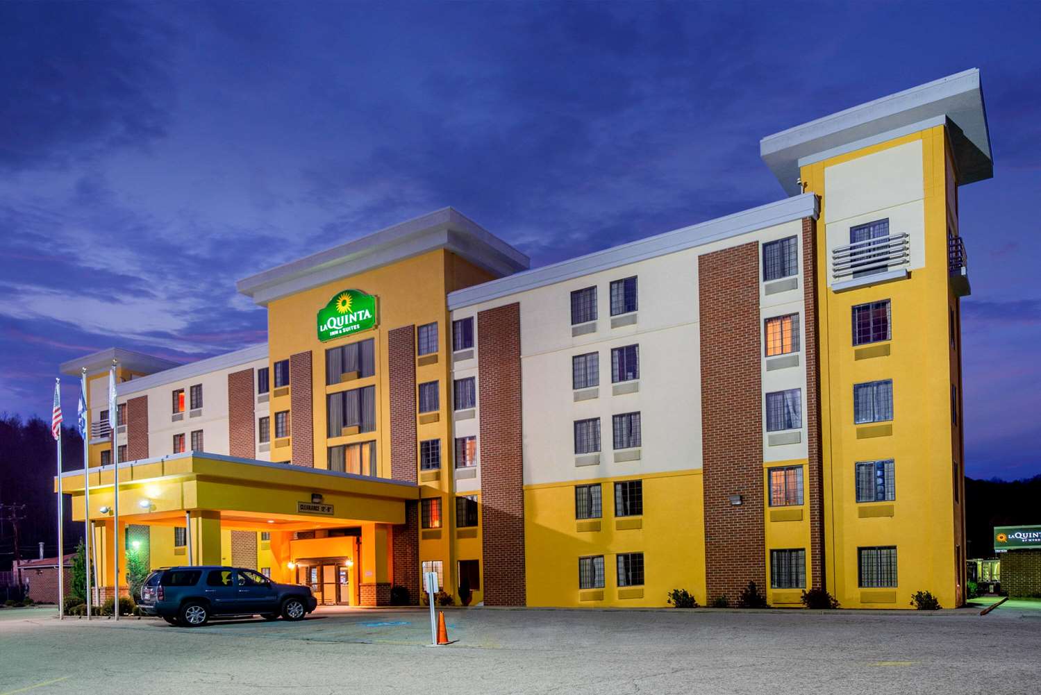 La Quinta Inn and Suites by Wyndham Elkview - Charleston NE 4/40