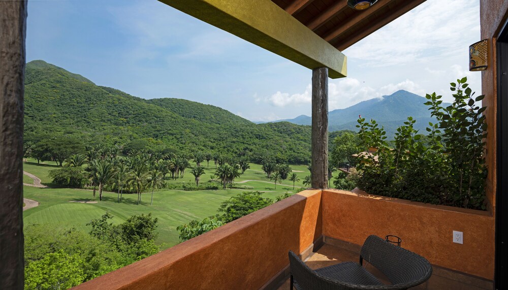 El Corazon Resort 12/48