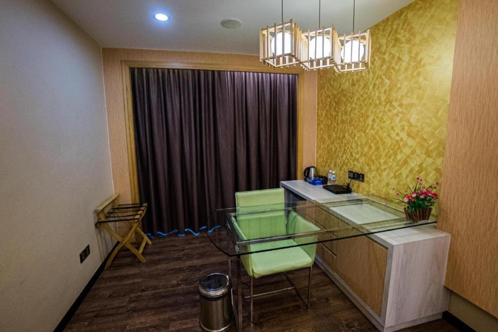 JC Mark Hotel 33/53
