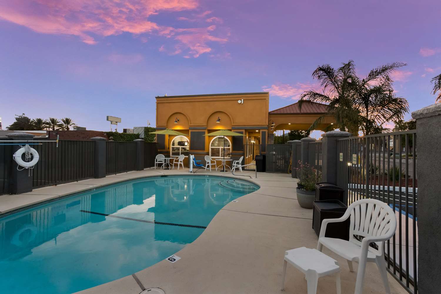 Quality Inn Redding Near I-5 10/51