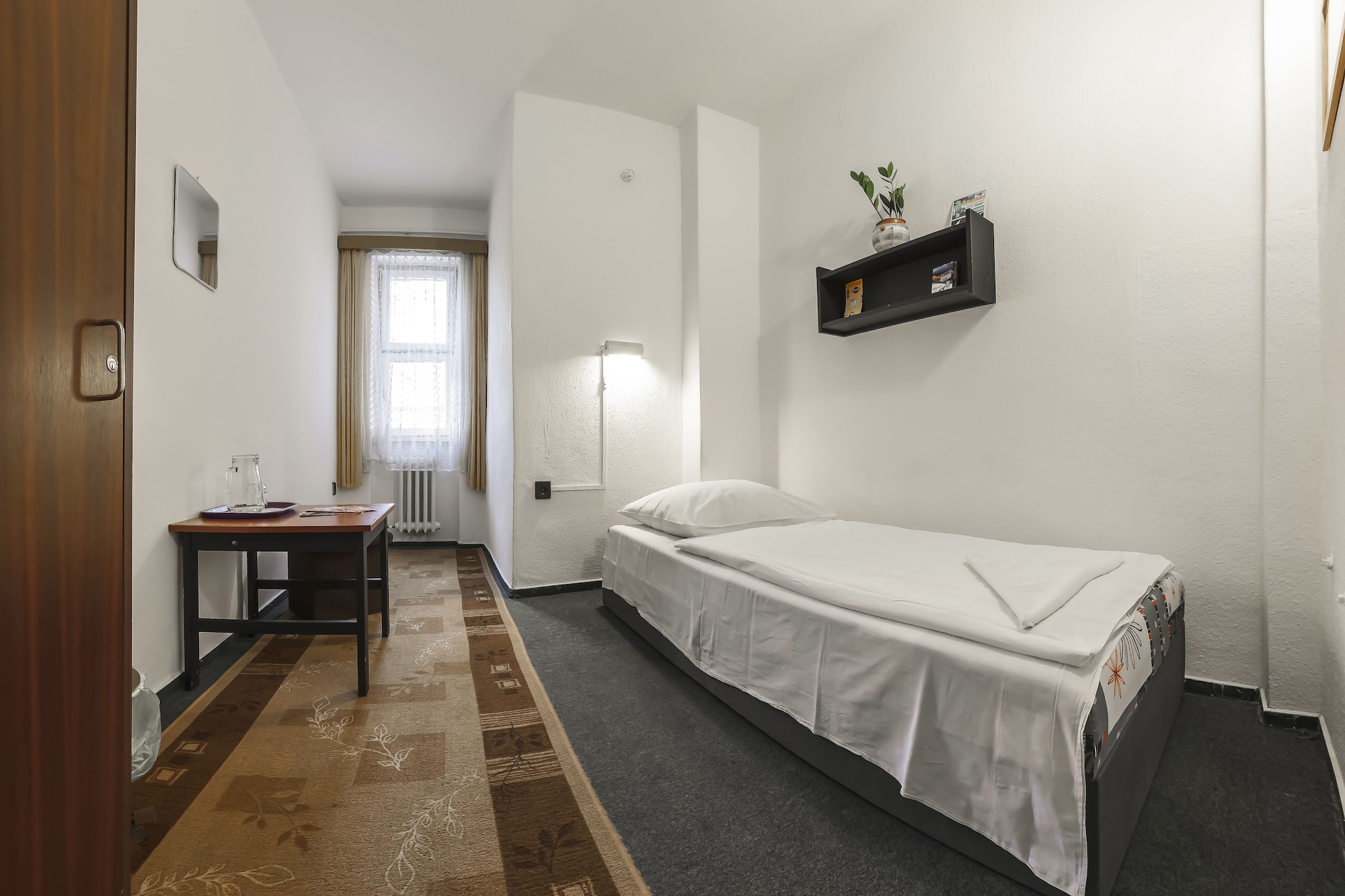 ROOM, SINGLE
