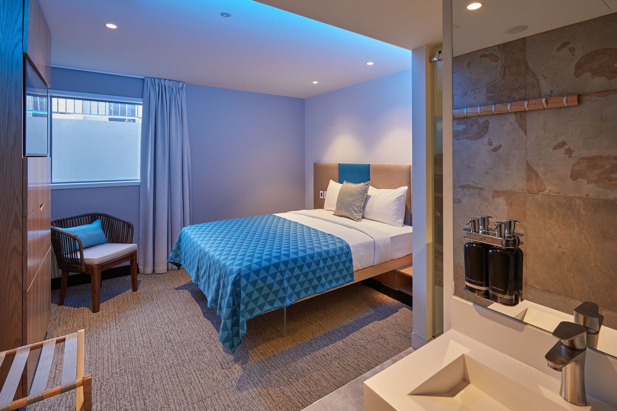 STANDARD, QUEEN BED