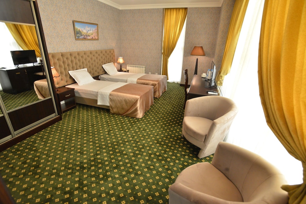 Gloria Hotel 7/28