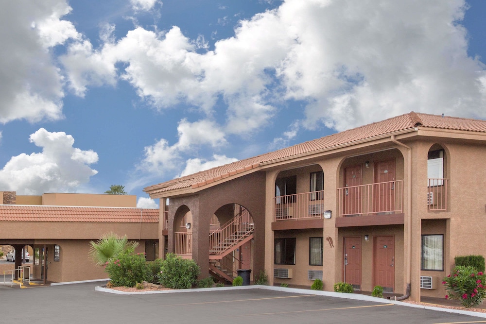 Howard Johnson by Wyndham St. George Hotel & Suites 3/22