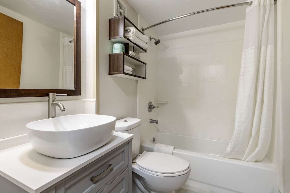 غرفة قياسية بسرير كوين، Quality Inn Spartanburg, SC 3/3